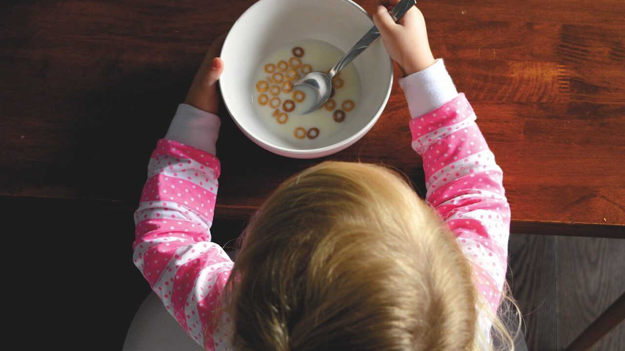 子どものスプーンの持ち方の練習