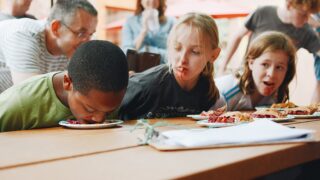 食事中の姿勢が悪い子どものマナー